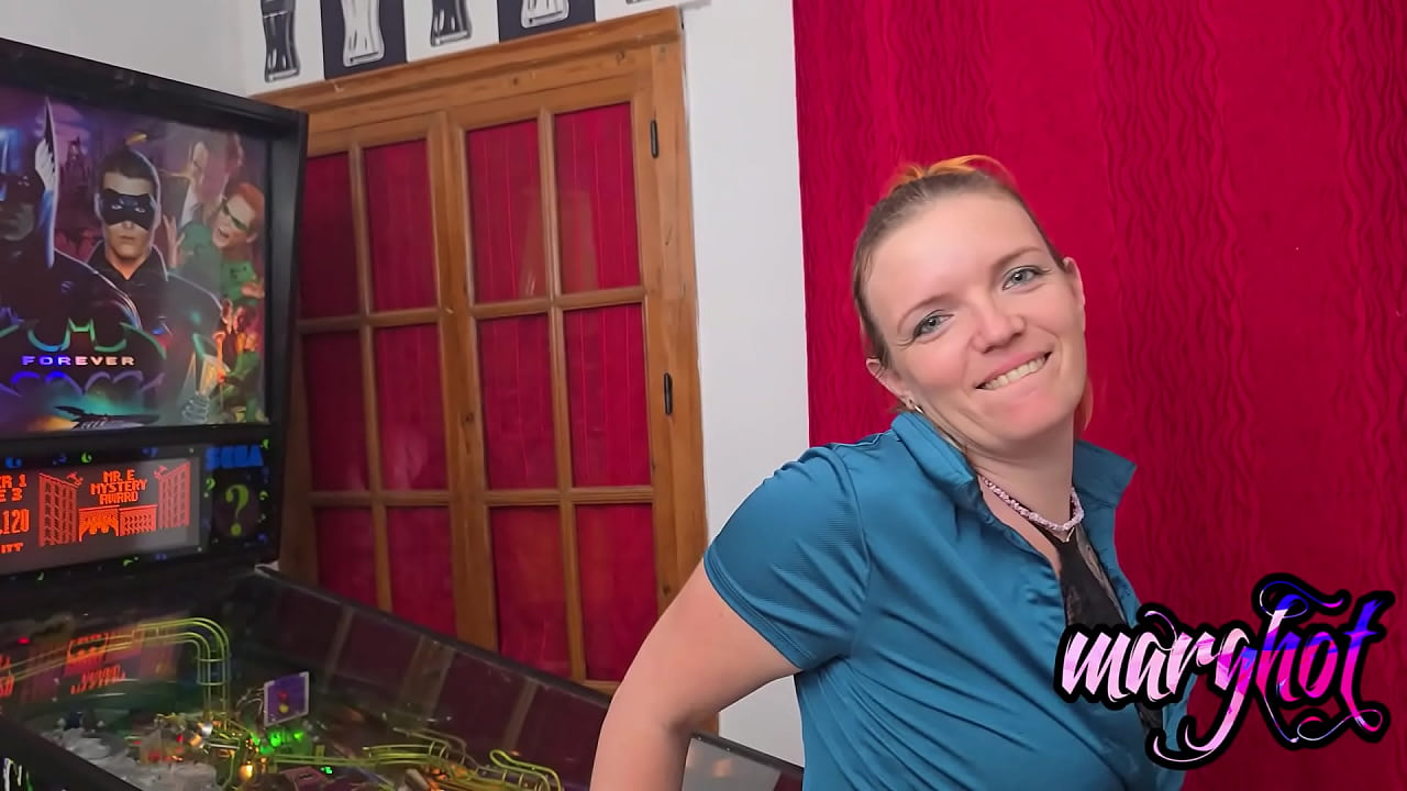 une milf joue au flipper, elle va s'en prendre plein le culJ'adore le ...