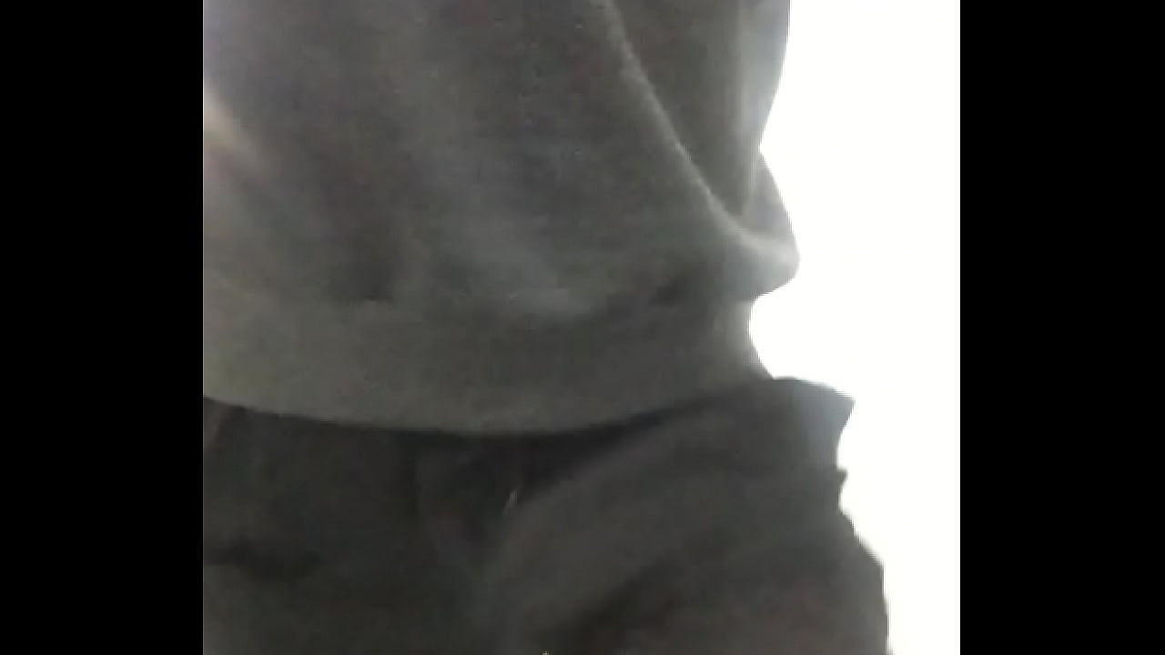 Andando pelo condom&iacute;nio sem cueca