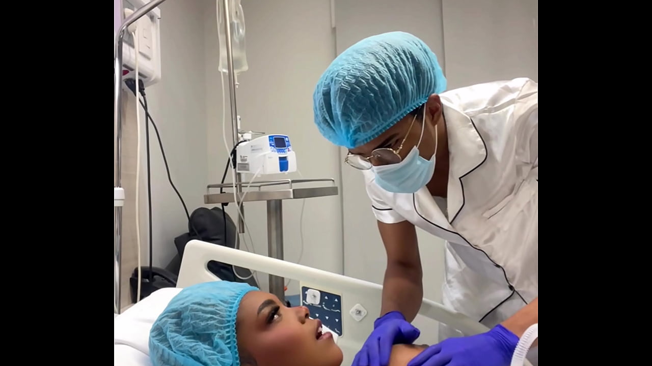 Doctor cachondo se folla a su paciente en el hospital