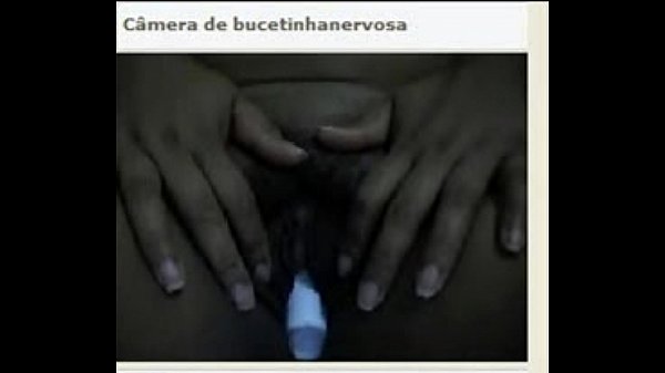 gorda brinkando com o desodorante