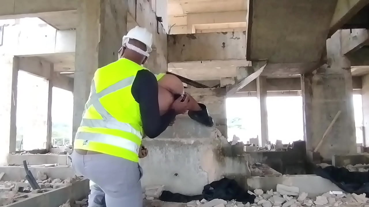 No intervalo do trampo o Eletricista enfiou um consolo no cu do seu parceiro