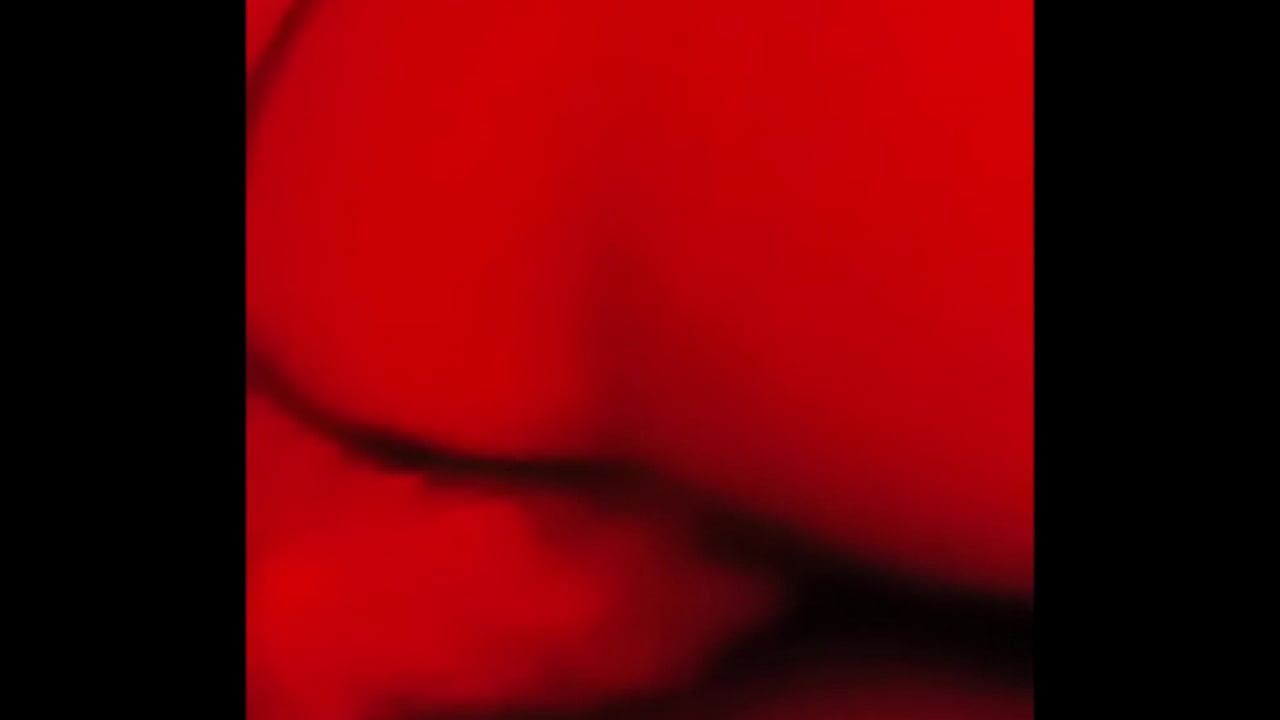 A esta puta le gusta por atras y gemir