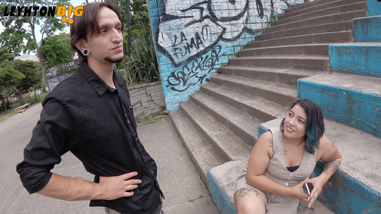 Convenciendo a una chica cerca de la estacion de bus para que grabemos