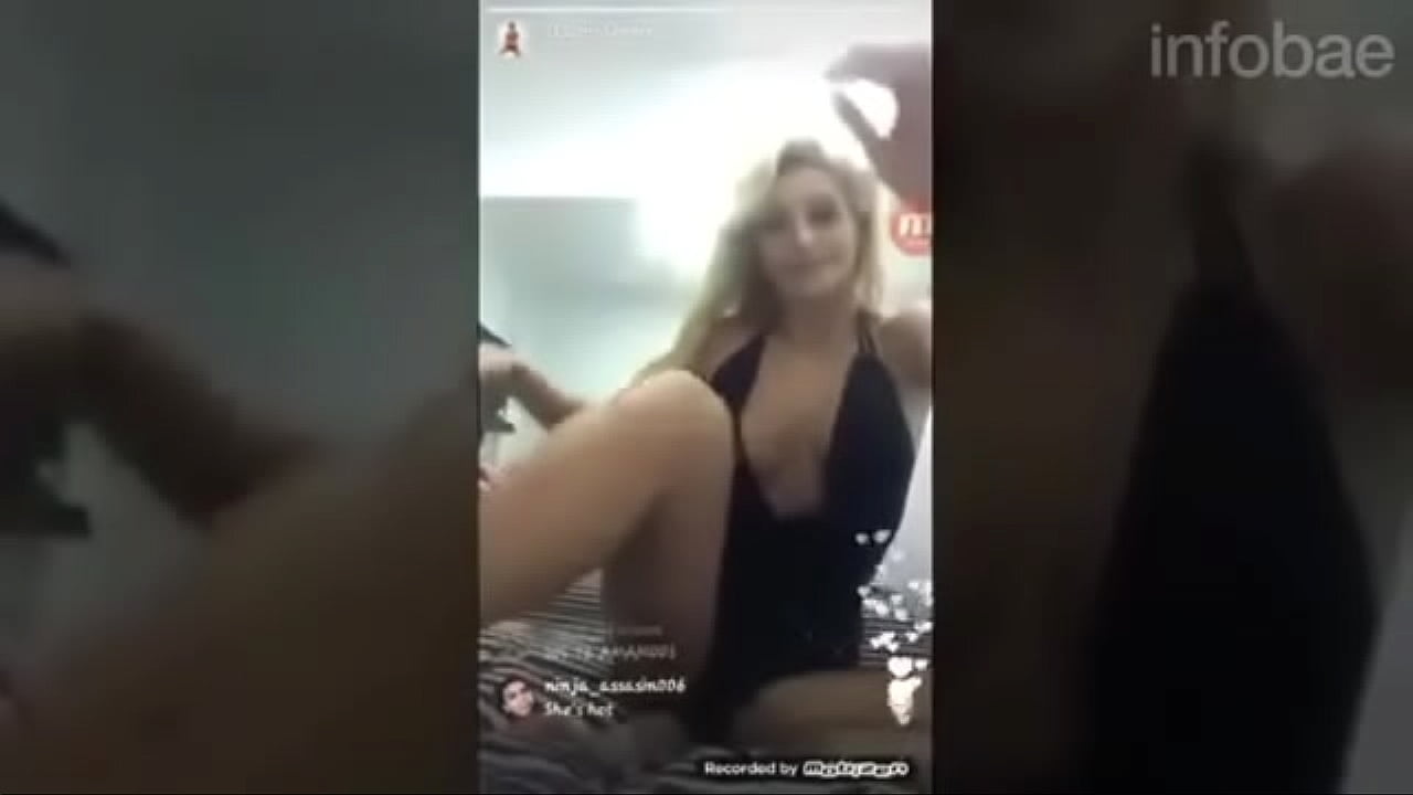 Se le escapa una teta a Sol P&eacute;rez