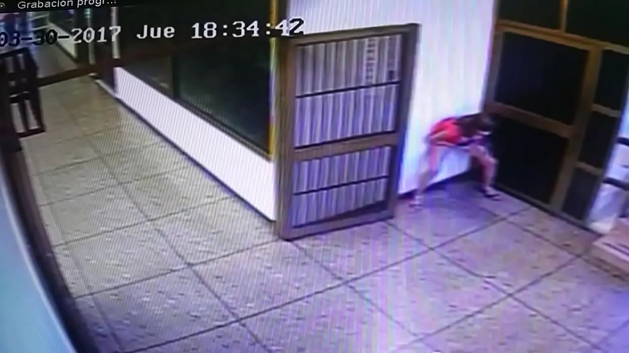 Zac Efron meando acostado en el ba&ntilde;o