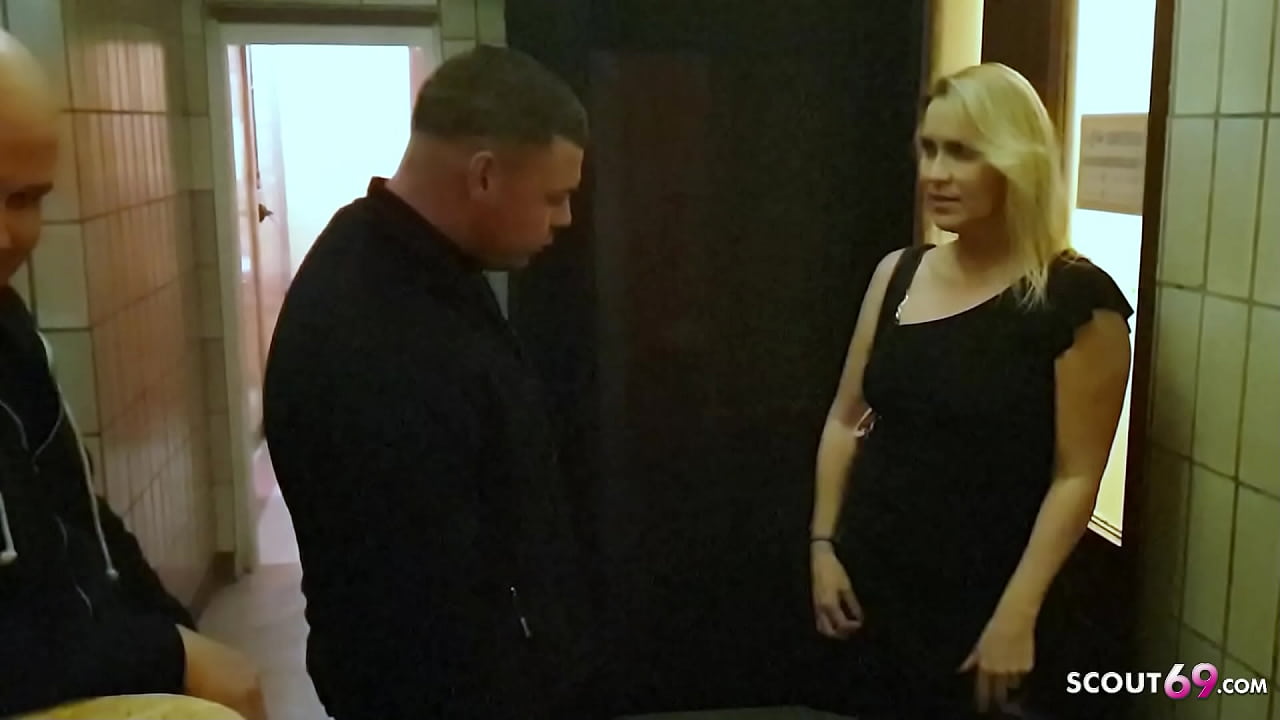 Deutsche blonde MILF wird auf der Toilette des Clubs schnell gefickt