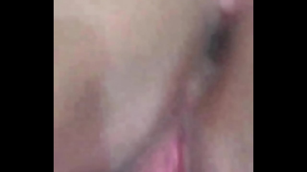 Novinha gostosa ficando nua e usando seus brinquedos - Parte 2