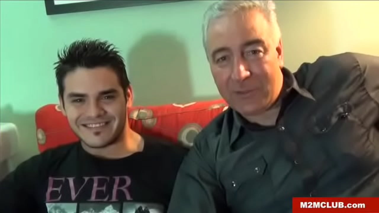 Papito maduro es cogido por un macho joven