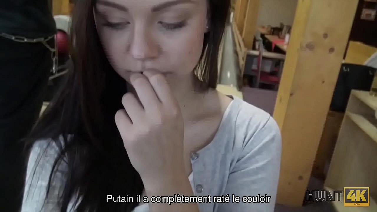 HUNT4K. Brunette suce et donne la chatte pour le forage pour de l'argent