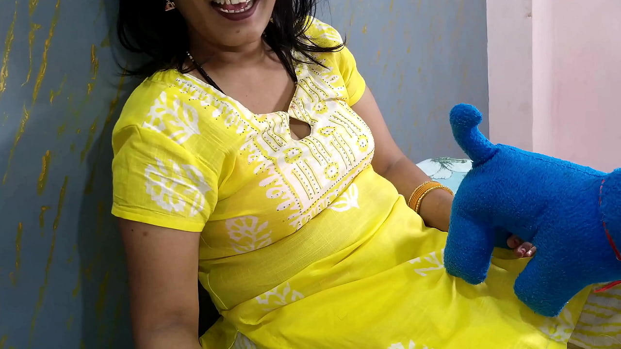 Teddy Ki Gaand me Ungli Kar rhi Aunty Ko Mote land ka Maza Chakhaya