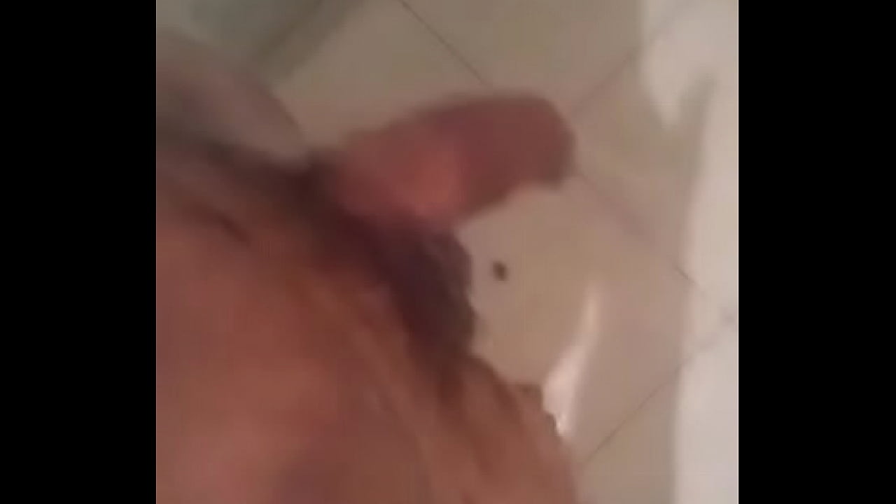 Rasurando al cornudo de mi esposo