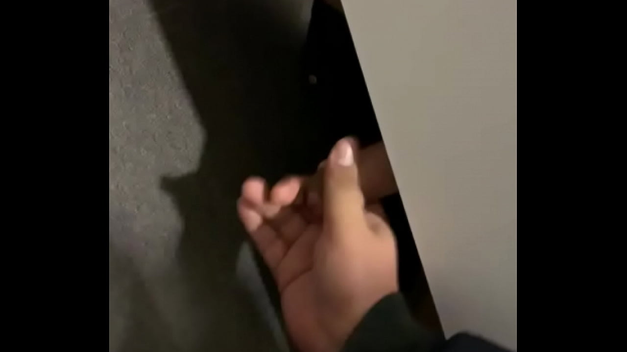 J&oacute;venes gay masturbando en el ba&ntilde;o del mall