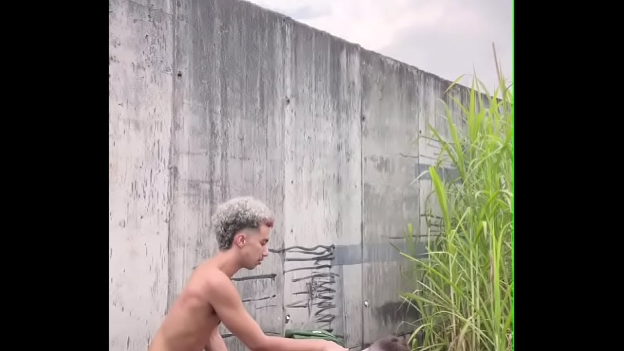 Novinhos fudendo na trilha em p&uacute;blico enquanto o trem passa