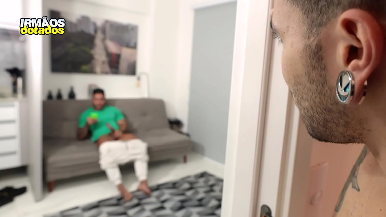 Meu meio irm&atilde;o estava espiando minha Piroca
