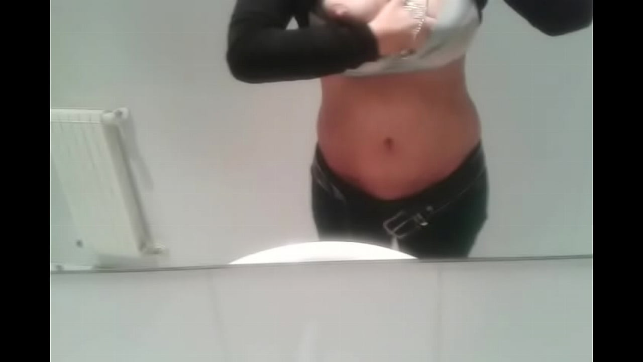 Muller sa&iacute;da gravandose