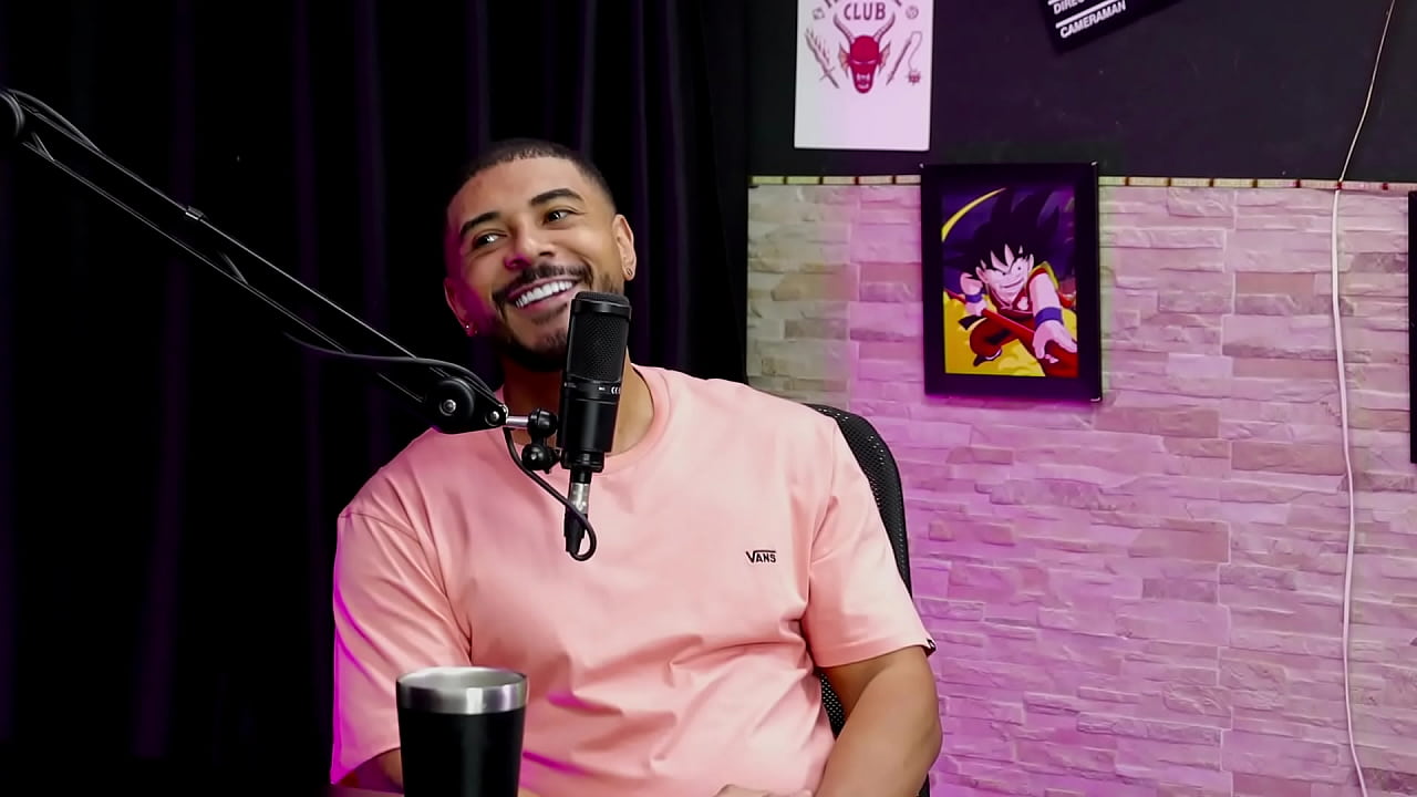 Era do meio liberal, passou a ser ator, os pais apoiaram, ser criador &eacute; mais f&aacute;cil, aderiu o voyuer, e a regra que tem... - Lucas Ferraz (WATCH ON: SHEER/RED)