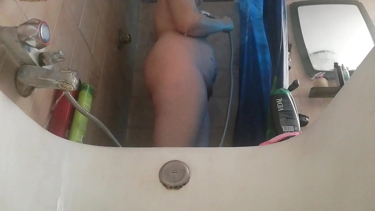 Ami spiare tua mamma? Allora non perderti questo video amatoriale sotto la doccia