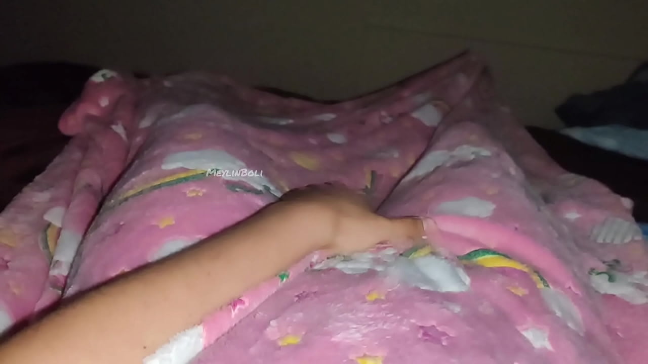 LA MUJER DE MI MEJOR AMIGO ME ENVIA VIDEOS TOCANDOSE MIENTRAS EL ESTA DE VIAJE CORNUDO NO COMPLACE A SU MUJER