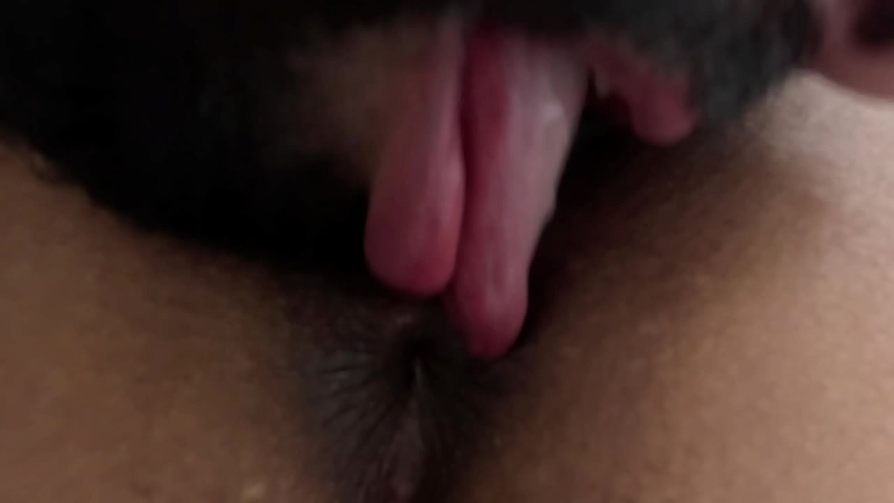 Ela ficou peladinha no meu escritorio em quanto eu trabalhava meti a rola no cuzinho dela