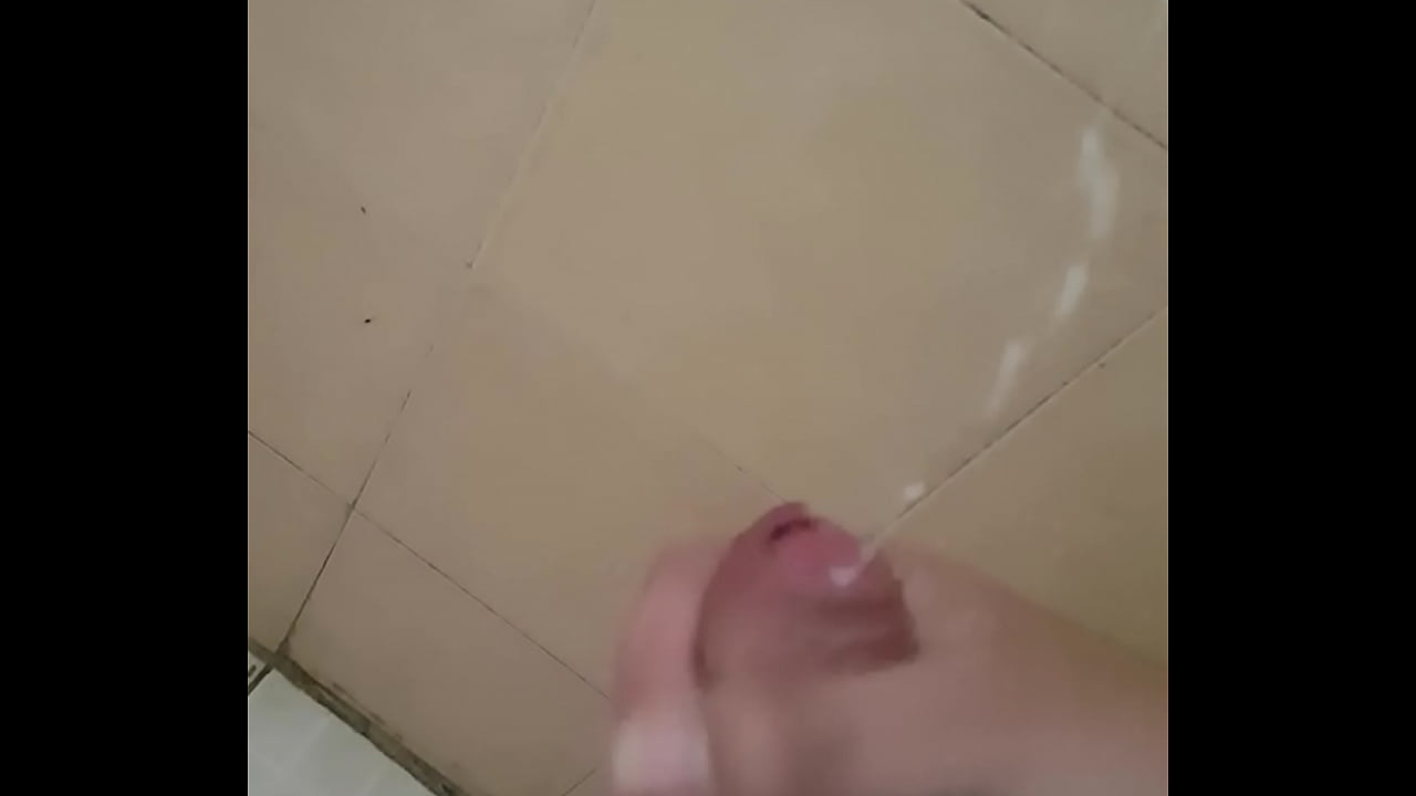 Se Masturba en el ba&ntilde;o latino