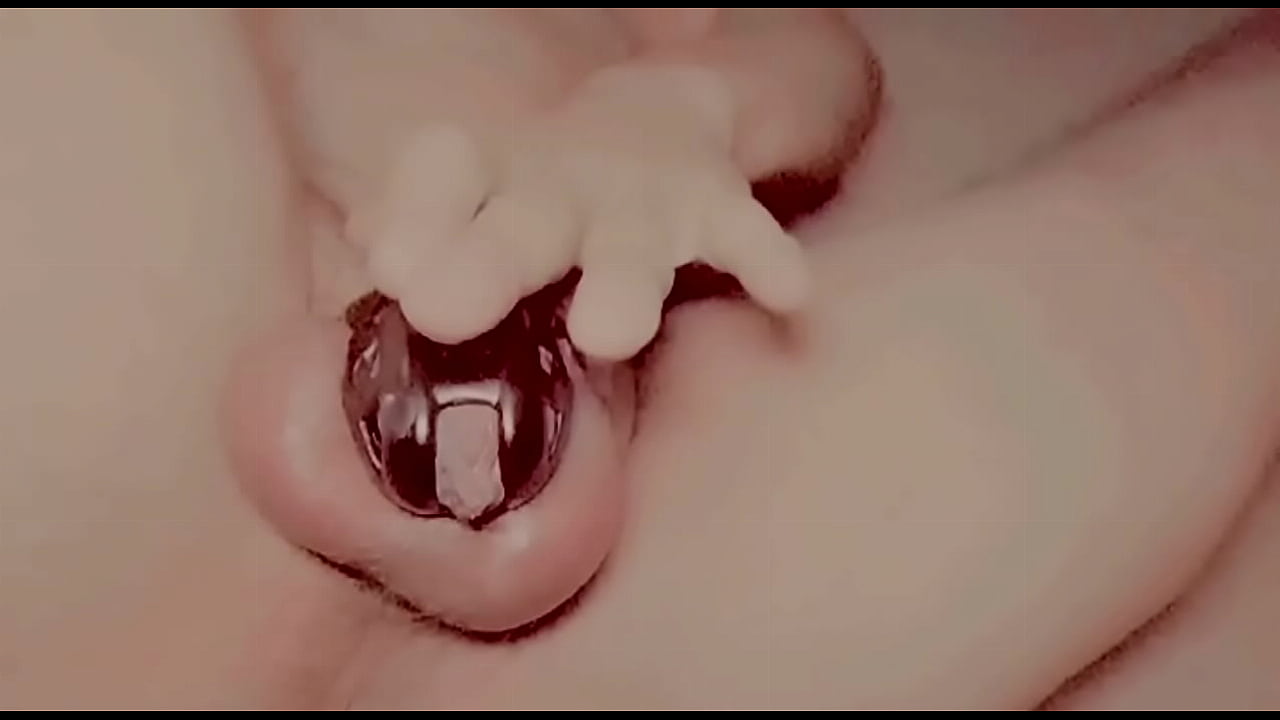 Heterosexual mexicano hace casting para grabar porno gay, por dinero le meten pu&ntilde;o y dildo mientras su pene es convertido a clitoris poni&eacute;ndole una jaula de castidad como a todo marica