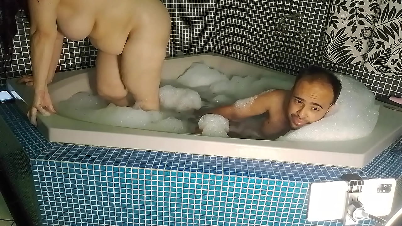 mas ela rapidamente pediu que fodesse seu cuzinho com for&ccedil;a at&eacute; o talo fazendo ela gozar m&uacute;ltiplas vezes e s&oacute; parou com tudo enchendo o cuzinho de leite quente.