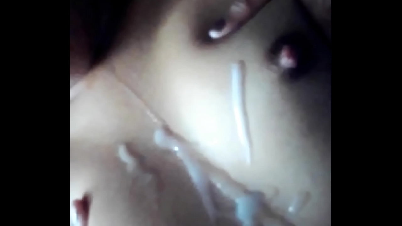 Puta levando gozada no peito