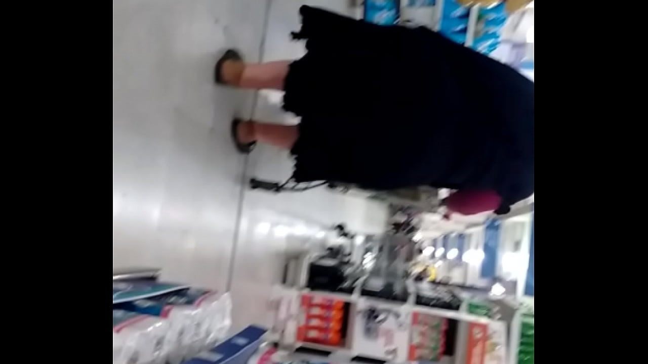 Super culona y caderona en pollera negra larga