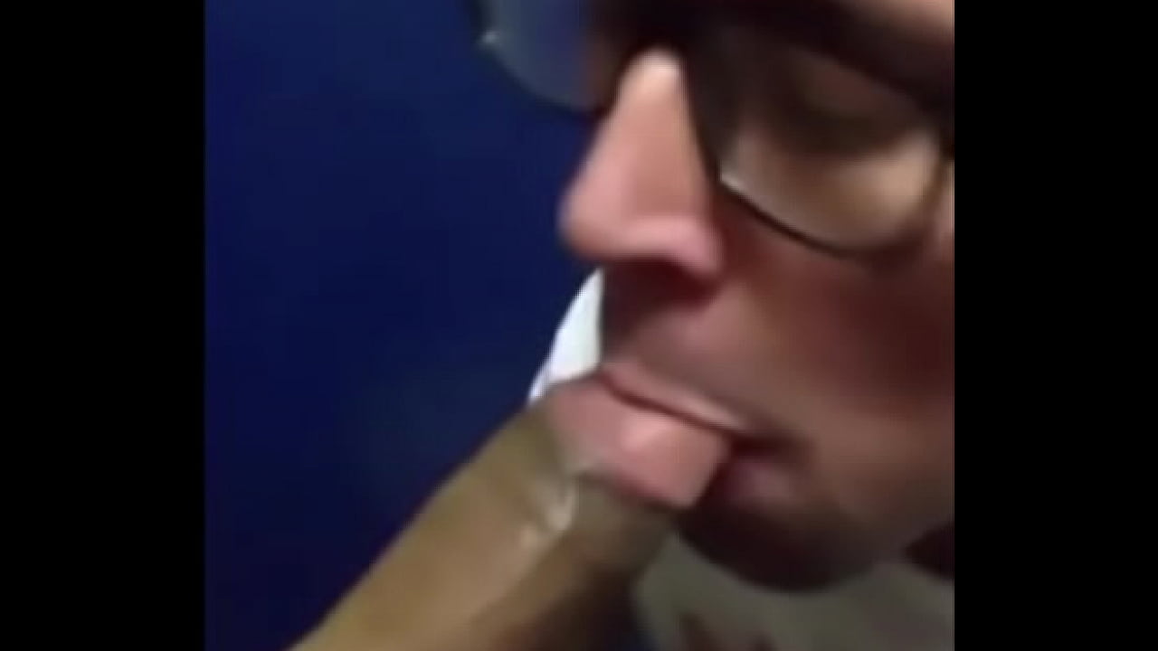 Safado engole a rola e gozo do neg&atilde;o gostoso