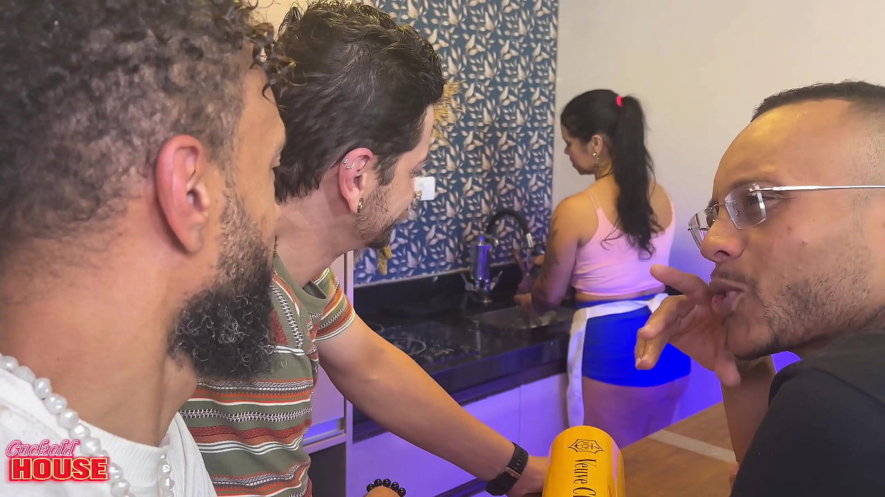 Suruba caseira de puta casada e amigos do marido corno