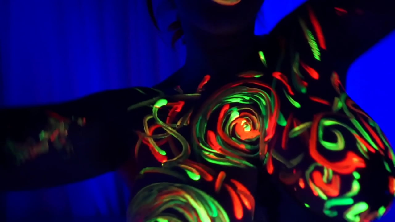 Sexy Latin girl painted her body to dance and show her tits to the camera