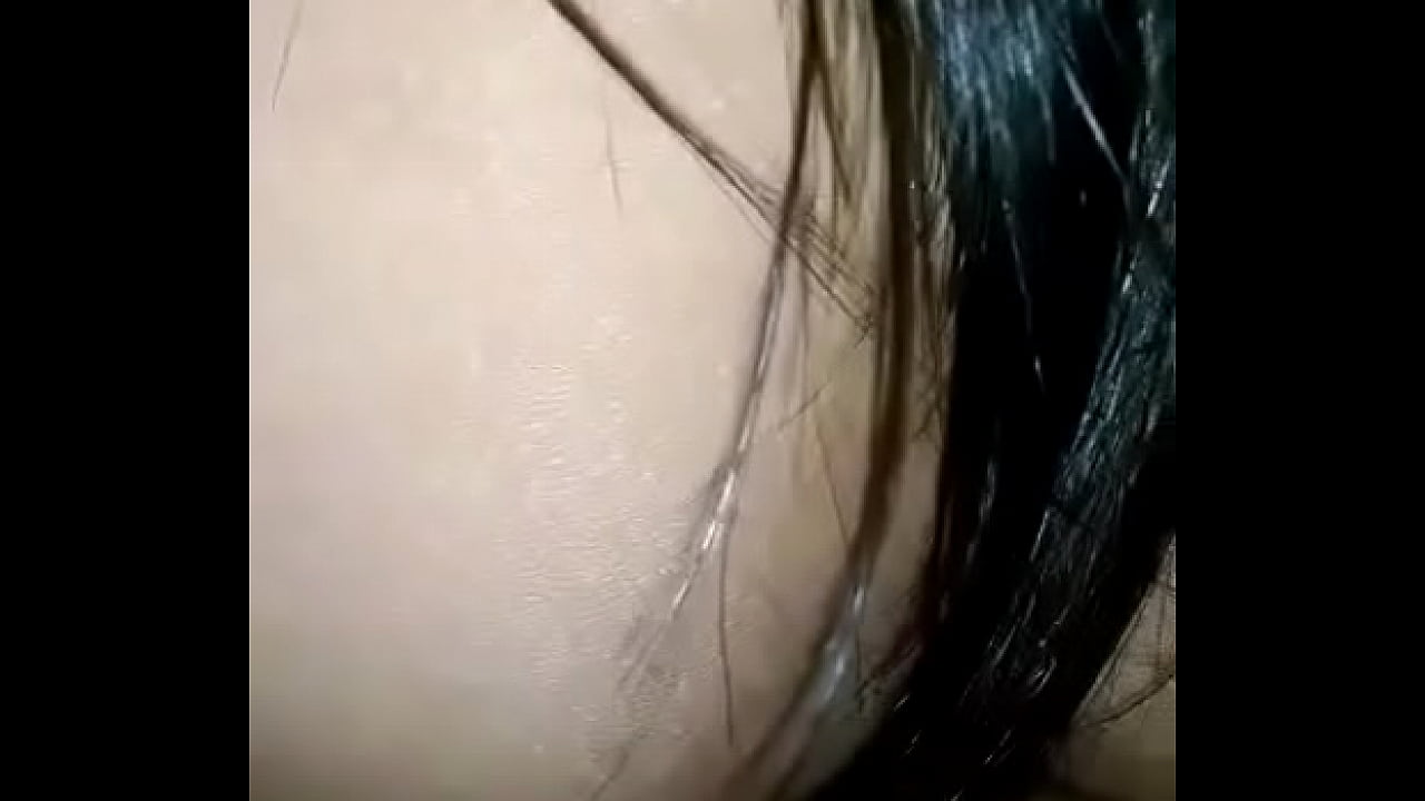 Angela coje con desconosido en la fiesta.