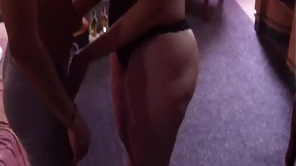 LE ENCANTA TOCAR BUENOS CUERPOS Y RICOS PENES JUGOSOS.