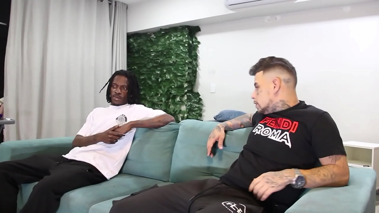 Fudendo a mulher do meu amigo corninho na frente dele