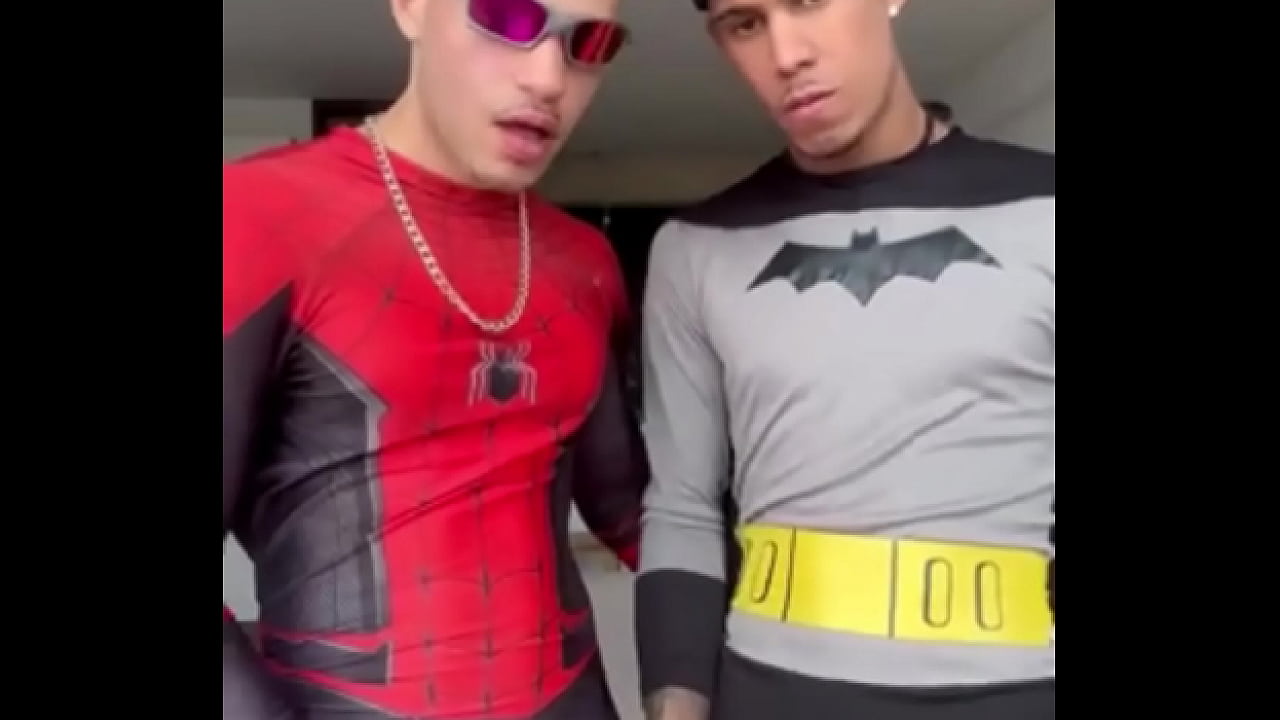 Tem dias que os her&oacute;is s&oacute; querem se pegar e gozar.