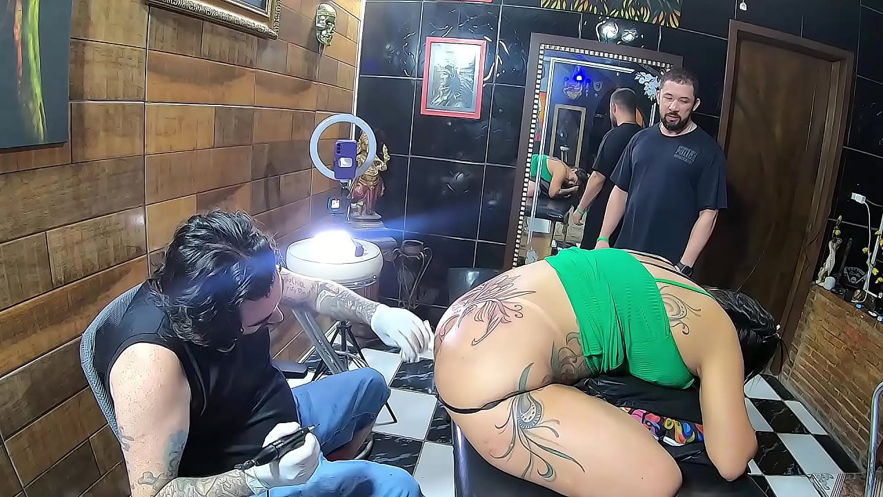 Vloog Essa Morena Tatuou a Bunda e Fez a Tatuagem Igual da Cantora Anita