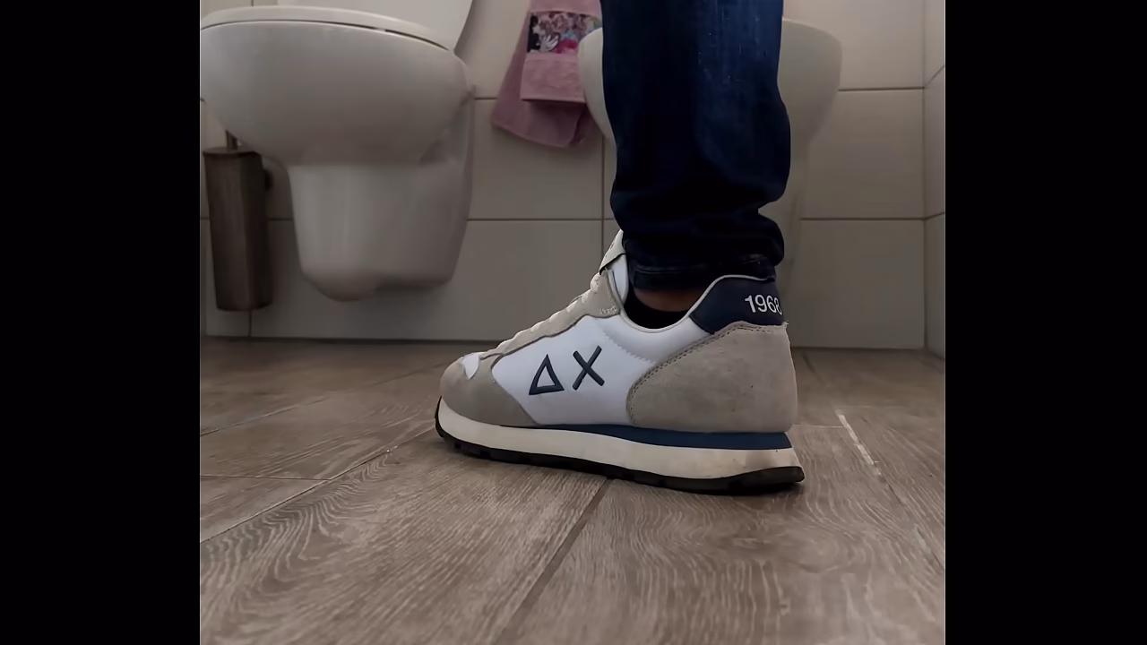 Cam spia ragazzo se lo sbatte in bagno e sborra forte