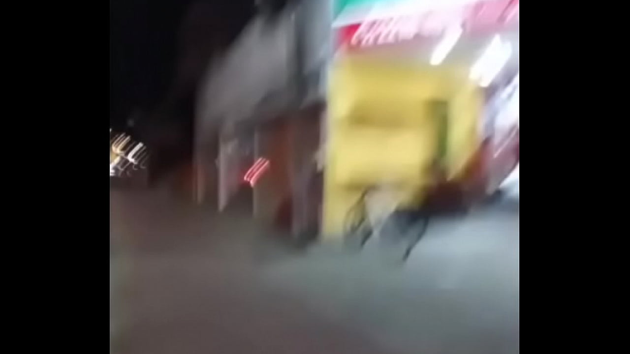 Baleia esmagando esqueleto an&atilde;o na rua com a bicicleta