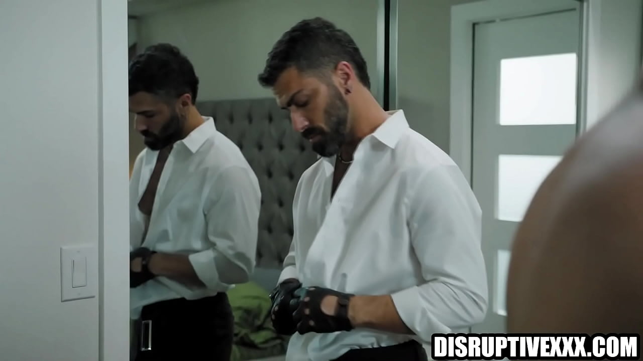 Submissive hunk fucked in face and ass on grindr date