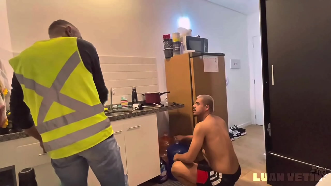 Putinho safado pediu &aacute;gua, mais tava doido na rola do entregador !!!