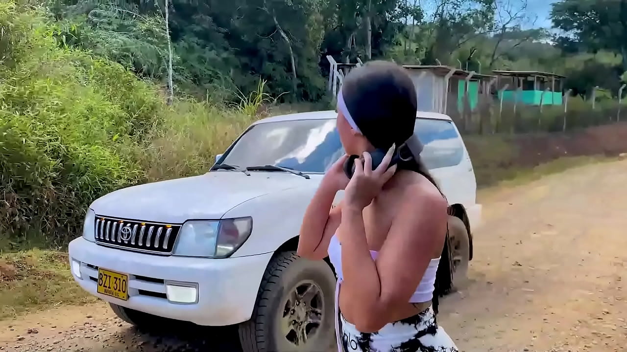 Latina brunette de enorme culo redondo es recogida y follada por gran verga dura dentro de un auto en su estrecho co&ntilde;o h&uacute;medo hasta que se corre!