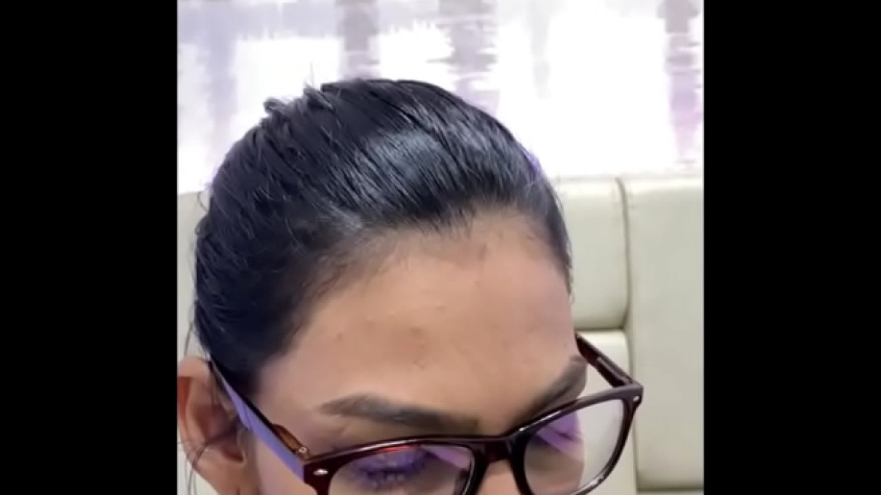 mujer madura juguetea con su co&ntilde;o