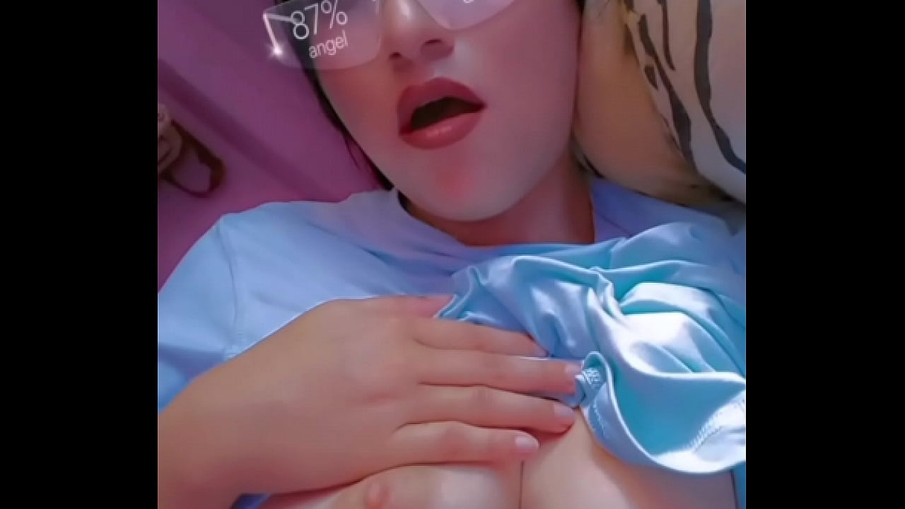 LINDA JOVENCITA LE ENCANTA SER MUY SENSUAL PARA SUS VIDEOS ES BIEN ARDIENTE