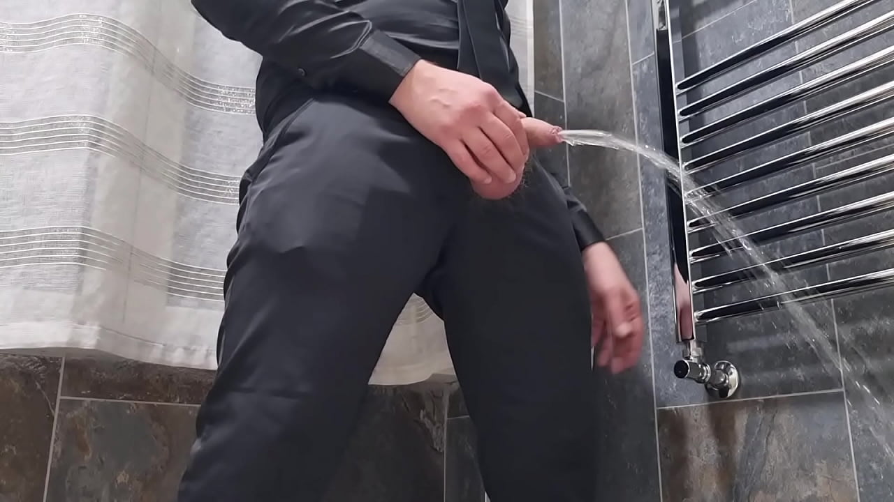 ARRAPATO CON VESTITO | SBORRATA (DIALOGO ITALIANO SPORCO) GEME E PISCIA CON UN CAZZO ENORME