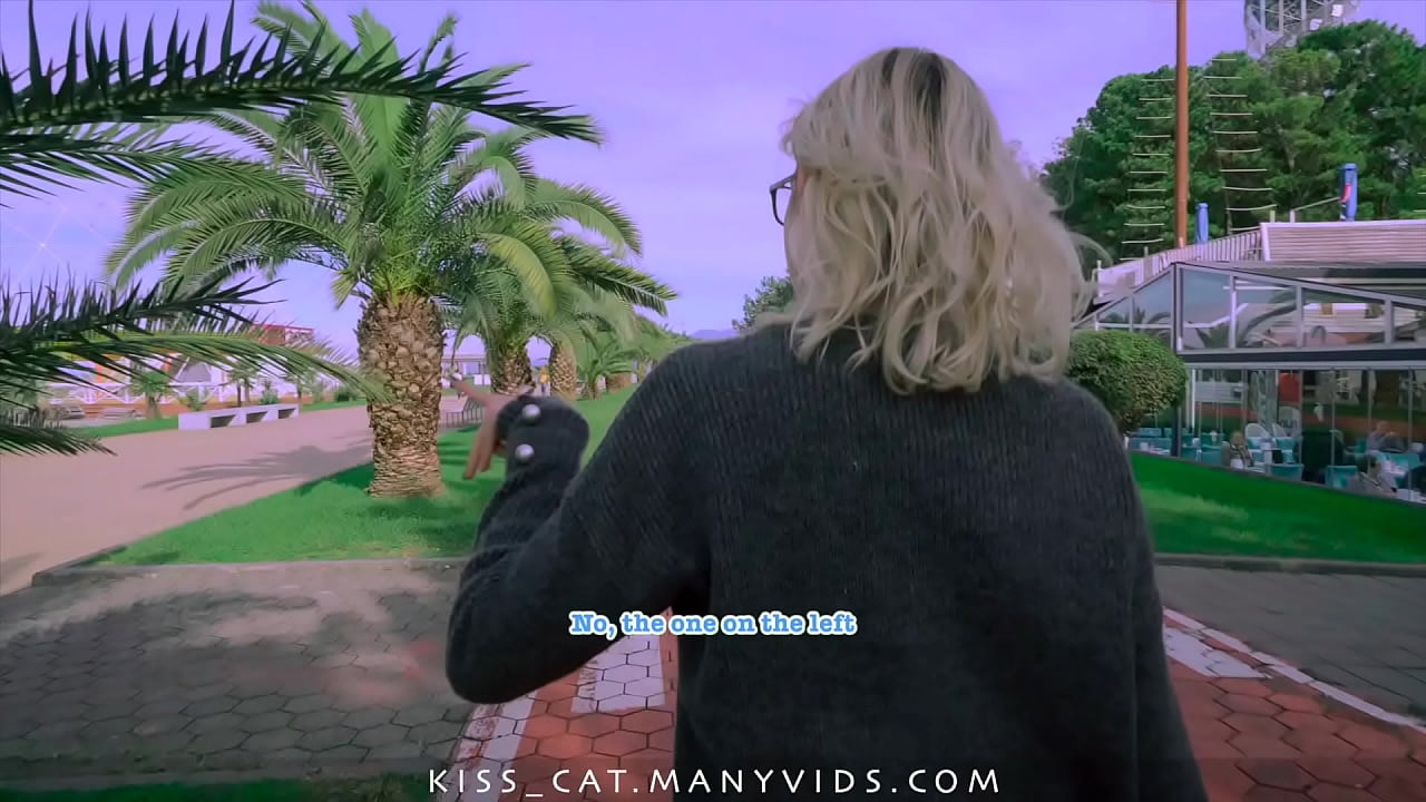 Публичный агент Снял 18 Красотку в Парке которая Показывает сиськи и киску