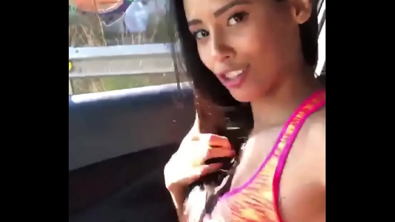 Toc&aacute;ndose en el auto sexy