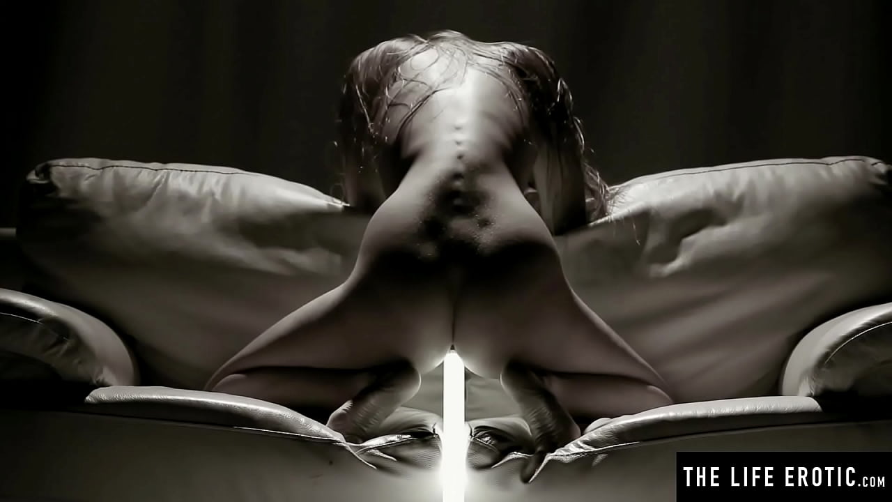 Stunning naked brunette fingerbangs herself to an intense orgasm