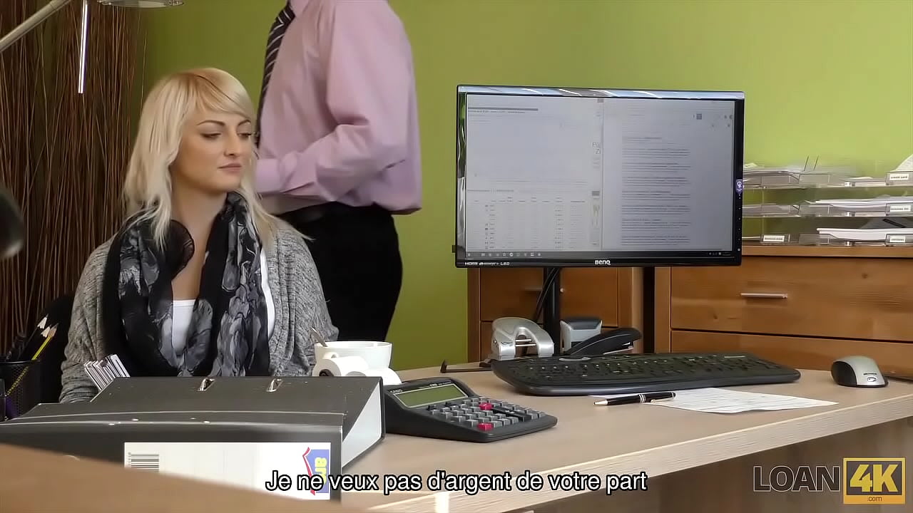 LOAN4K. Ch&eacute;rie donne une poule mouill&eacute;e pour le forage &agrave; un agent de pr&ecirc;t coquine