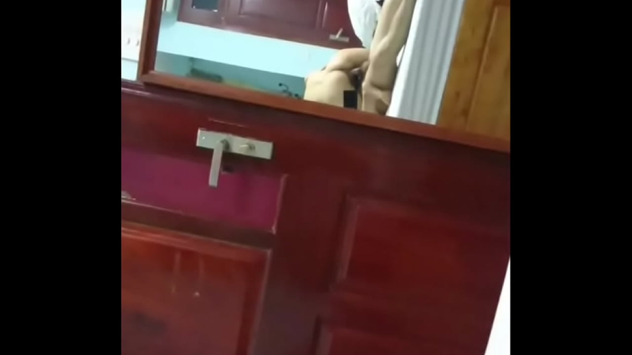 Em gai trong nha nghi