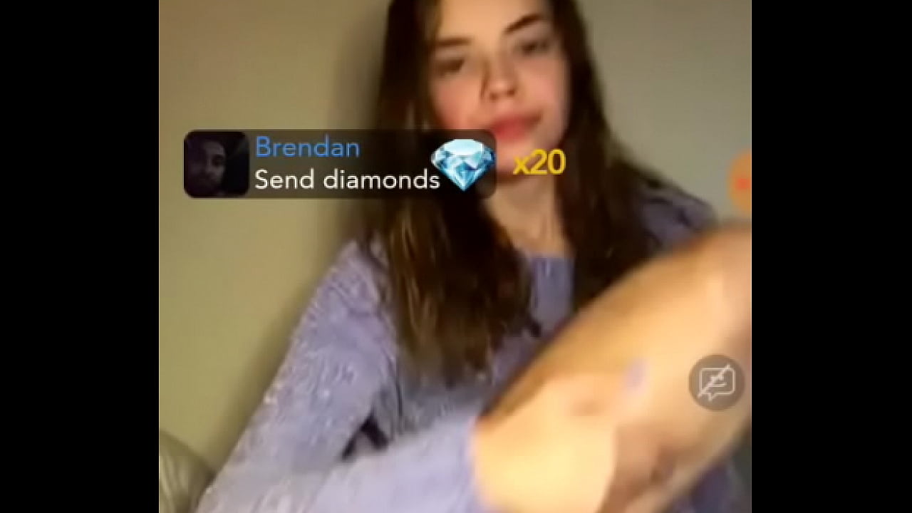 Novinha gostosa fazendo live